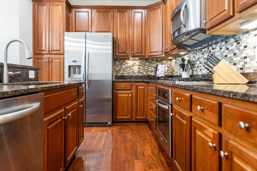 Building Photo - 20657 Sibbald Sq