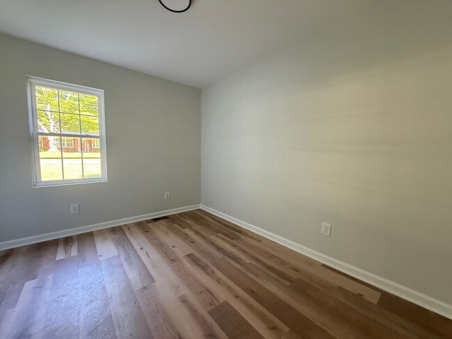 Building Photo - 3 Bedroom/1 Bath home for rent in Norwood