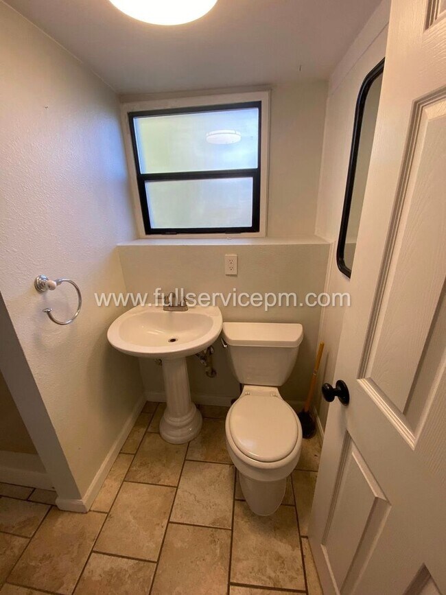 Building Photo - 8008 Roosevelt Way NE