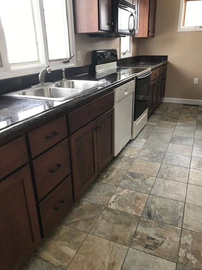 Building Photo - 3BR, 1.5 Bath Single Family Home - Brainer...