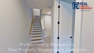 Building Photo - Bright & Open End Unit Townhome