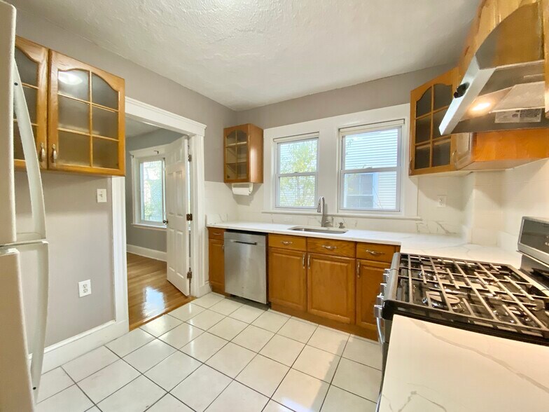 Building Photo - 42 Day St