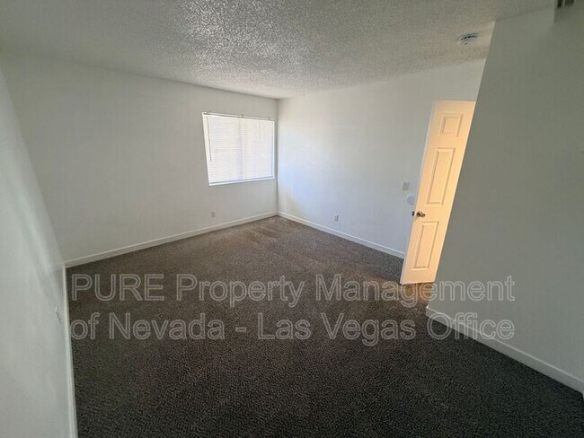 Building Photo - 1405 E Vegas Valley Dr
