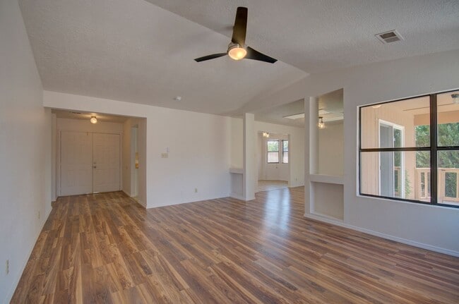 Building Photo - Amazing 3 Bedroom in Central Rio Rancho!