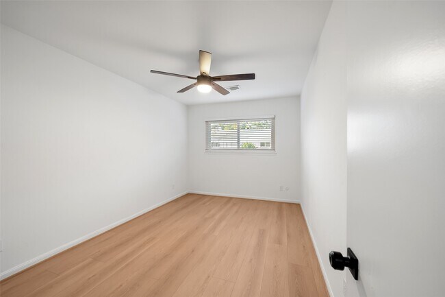 Building Photo - 9654 Westview Dr