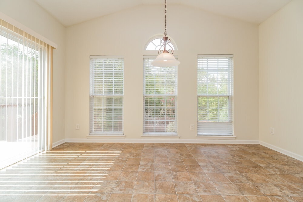 Building Photo - 413 Creekside Ln