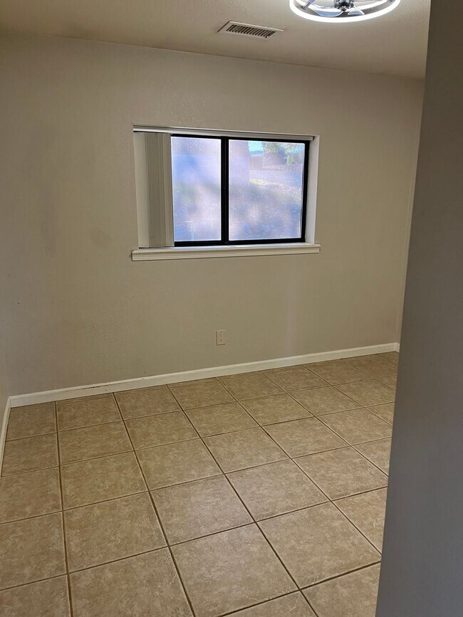 Building Photo - Modern, updated 3B/2B with fenced yard and sun room in Cottonwood