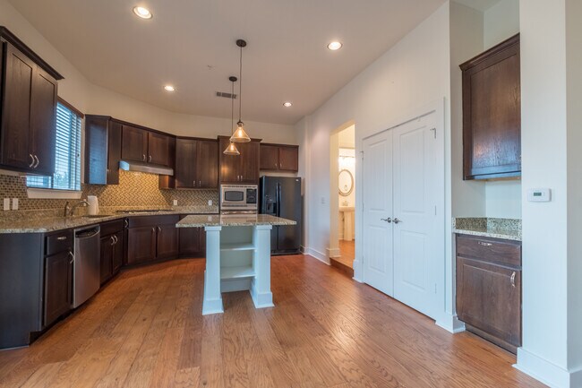 Building Photo - Beautiful 2 Bedroom, 2.5 Bath Townhome in Northwest Austin