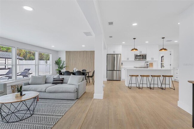 Building Photo - 1921 Fern Ave