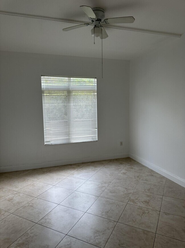Building Photo - 1203 Town Center Dr