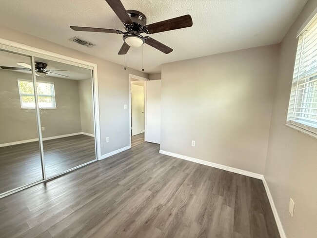 Building Photo - 2 Bedroom 1 Bath Duplex with Washer/Dryer!...