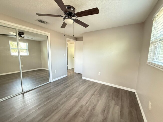 Building Photo - 350LBV