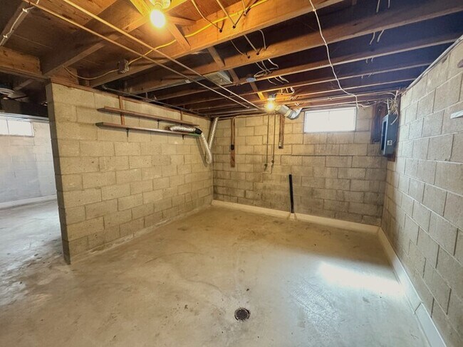 Building Photo - 3971 Far Hills Dr
