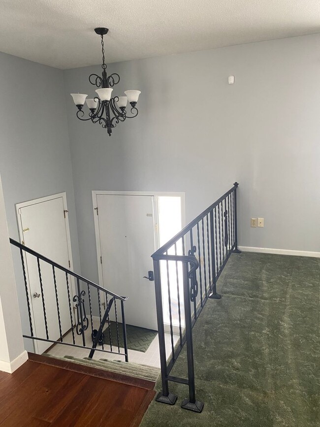 Building Photo - Charming Home w/ Spacious, Fenced yard