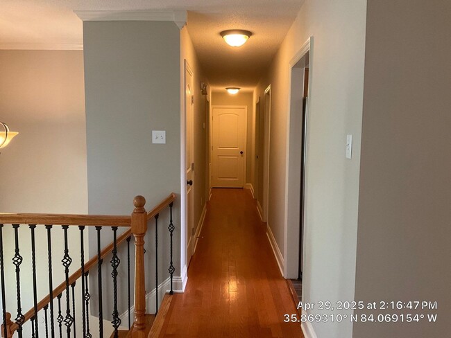 Building Photo - 3 Bedroom / 2.5 Bath House Available Now