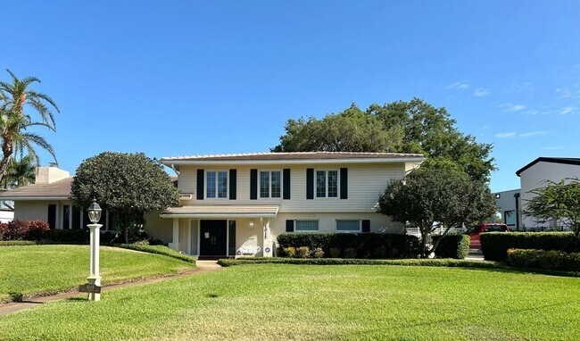 Building Photo - Classic waterfront Snell Isle Estates 3 Bed 2.5 Bath Home with private dock!