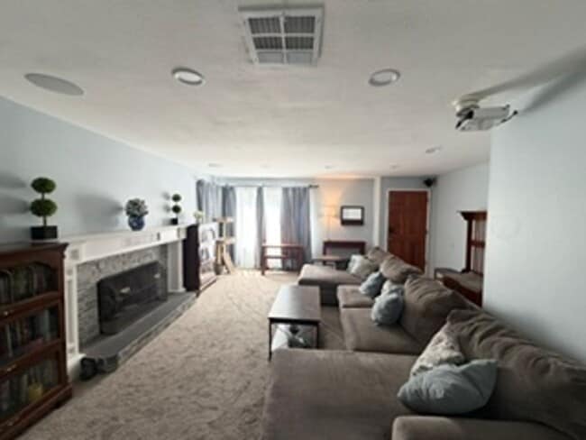 Building Photo - Spacious 3 Bedroom La Crescenta Home!