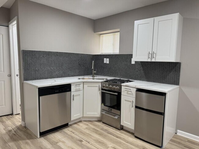 Building Photo - 9206 Greenway Ln