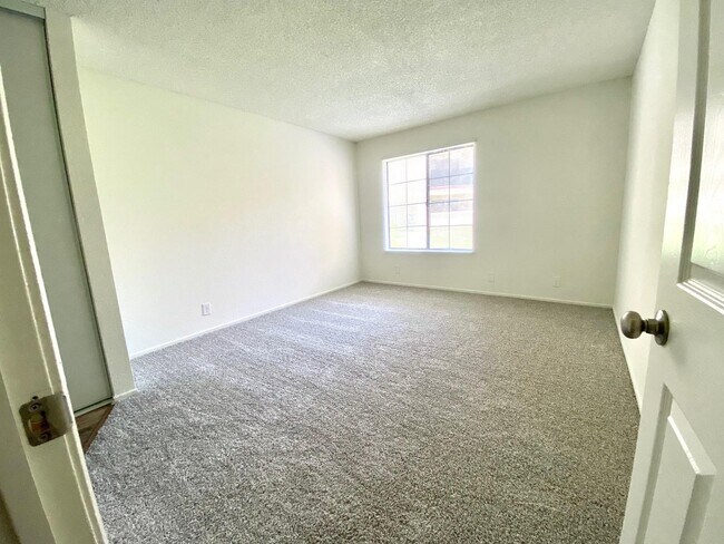 Building Photo - 2554 Olive Dr