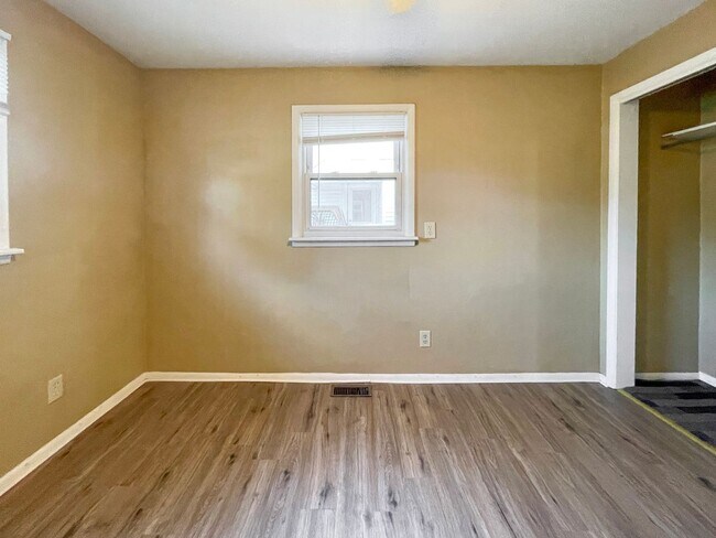 Building Photo - Dishwasher Included