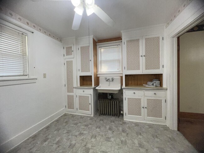 Building Photo - 1550 W 3rd St
