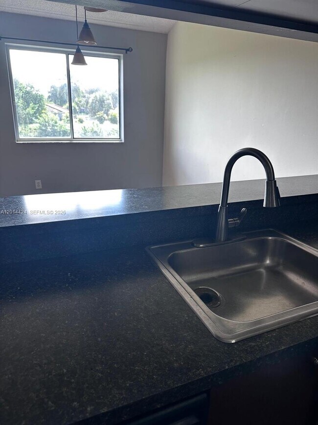 Building Photo - 979 Coral Club Dr