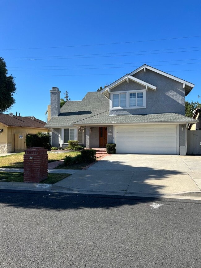 Building Photo - 4 bedroom + loft, 2 1/2 bath - 2 story home in central Simi