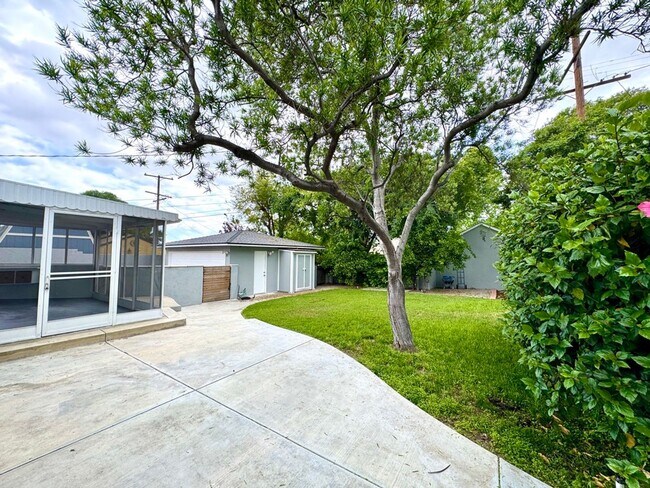 Building Photo - Fabulous 3 bedroom 1 bathroom updated home