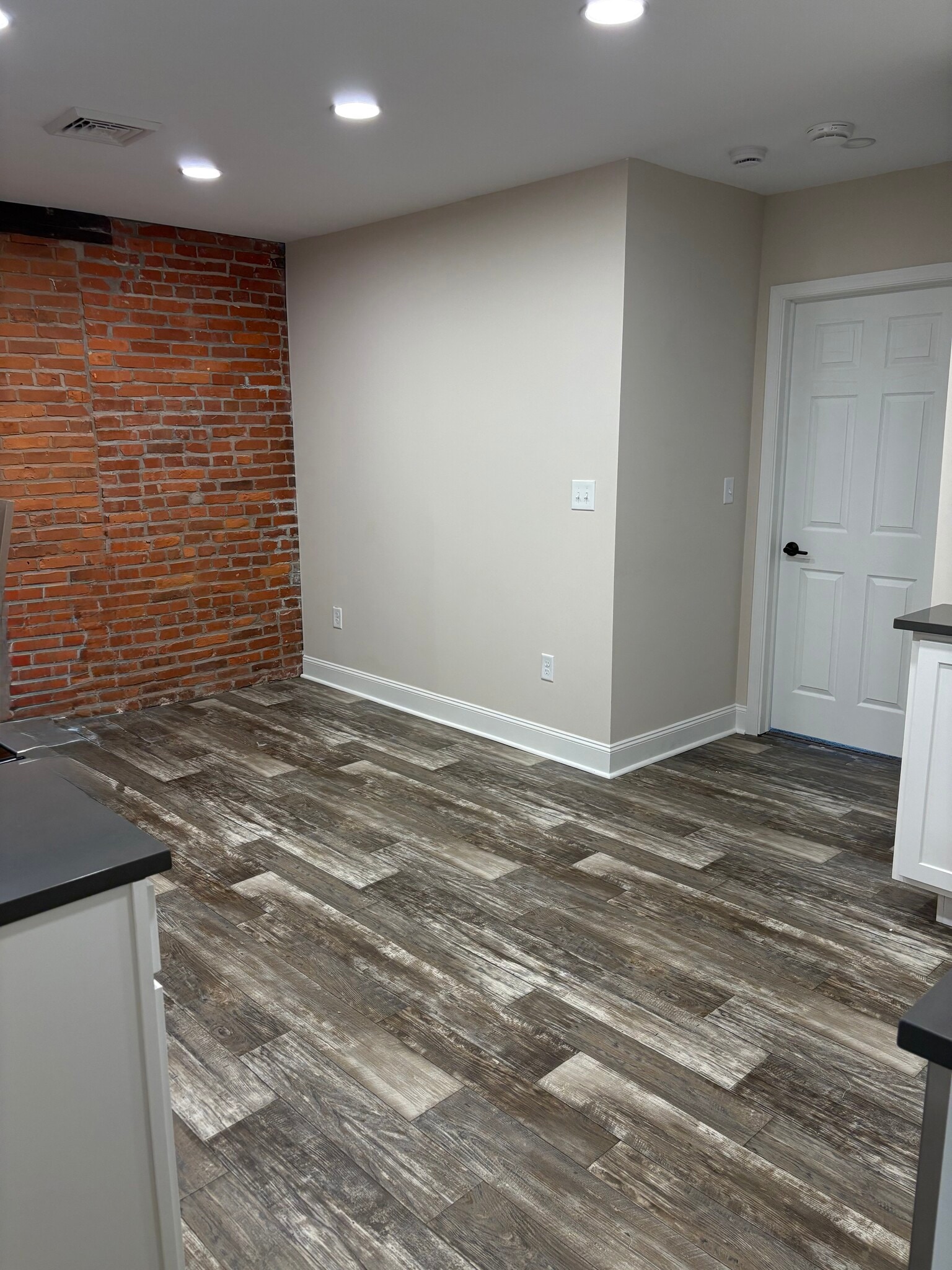 Eat in kitchen - 905 N Orange St