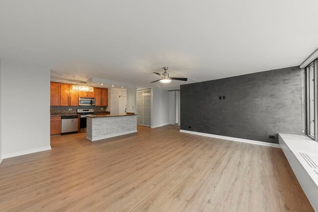 Building Photo - 5455 N Sheridan Rd