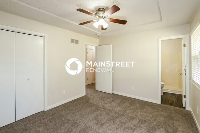 Building Photo - 4 Bedroom Pet-Friendly Home in KANSAS CITY, MO with Main Street Renewal