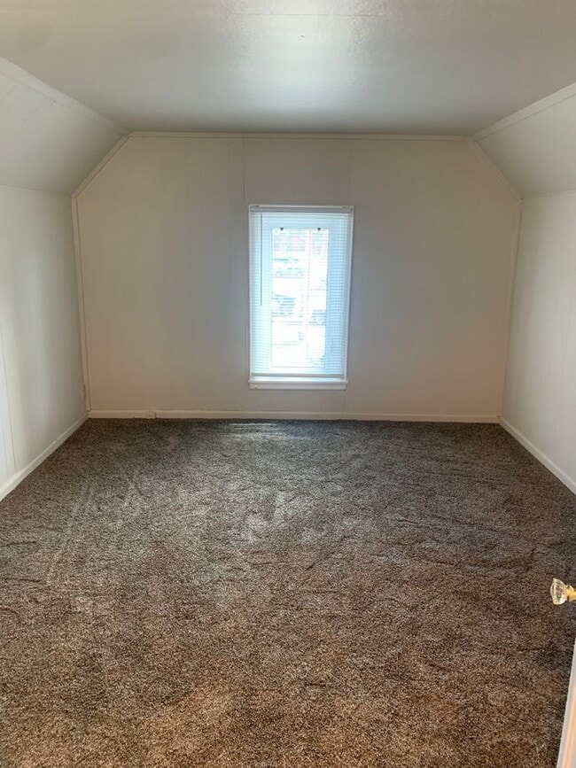 Building Photo - 4 BEDROOM, 1 BATHROOM, SINGLE FAMILY HOME, CONVENIENT DOWNTOWN LOCATION!