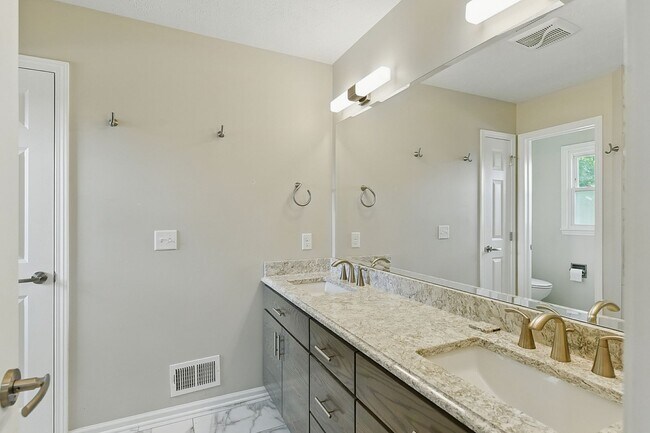 Building Photo - Spacious 4-Bedroom Home for Rent in Desira...