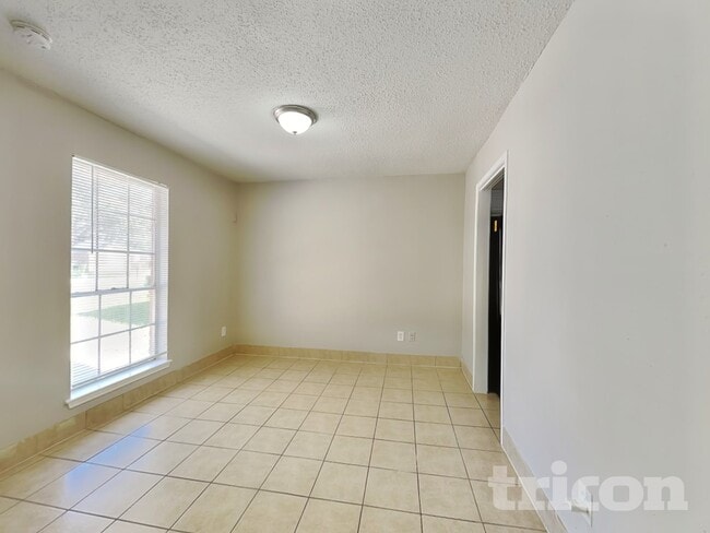 Building Photo - 2014 Briar Ridge Dr