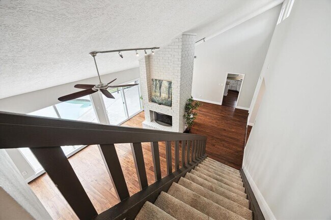 Building Photo - 1727 S Kirkwood Rd