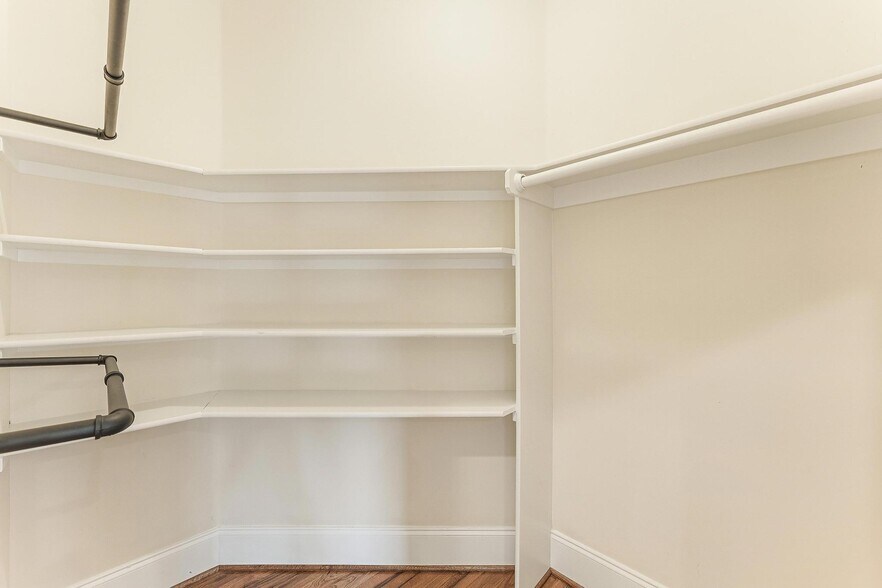 Building Photo - 829 Golden Arrow St