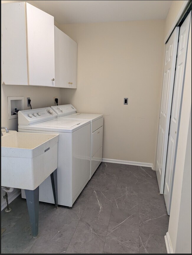 Building Photo - 906 Hamilton Rd