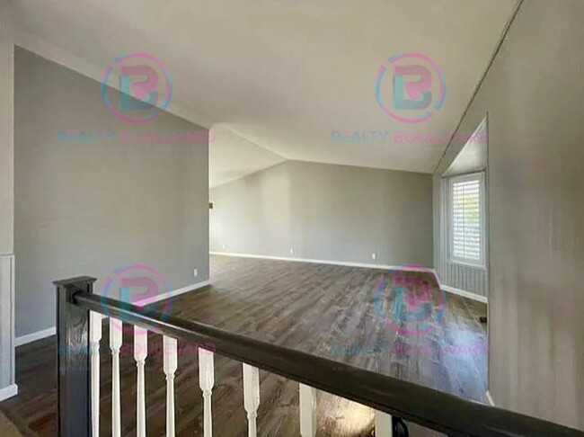 Building Photo - Spacious 4-bedroom, 3-bath home located in...