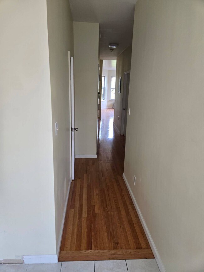 Building Photo - 121 Weirfield St