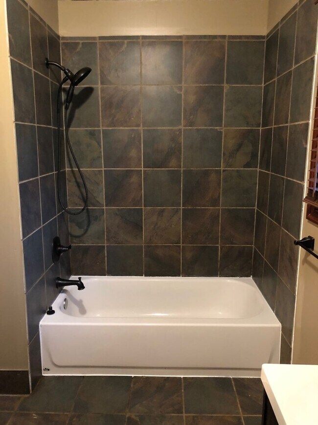 Building Photo - 3 bed/ 1 bath ranch