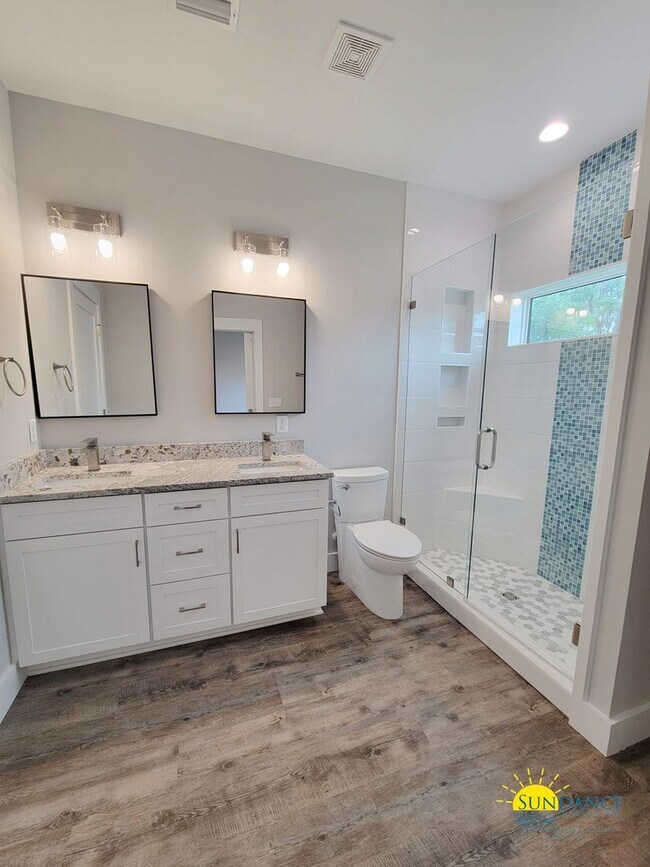 Building Photo - Stunning 3 Bedroom Home in SRB!