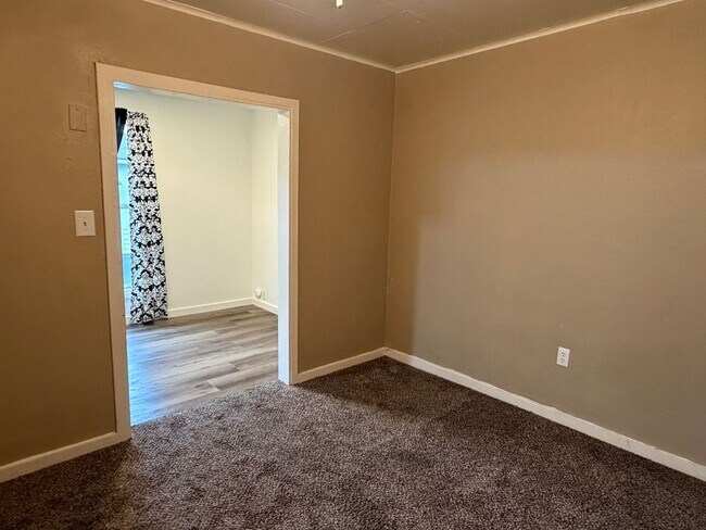 Building Photo - 2920 NE Riverside Ave