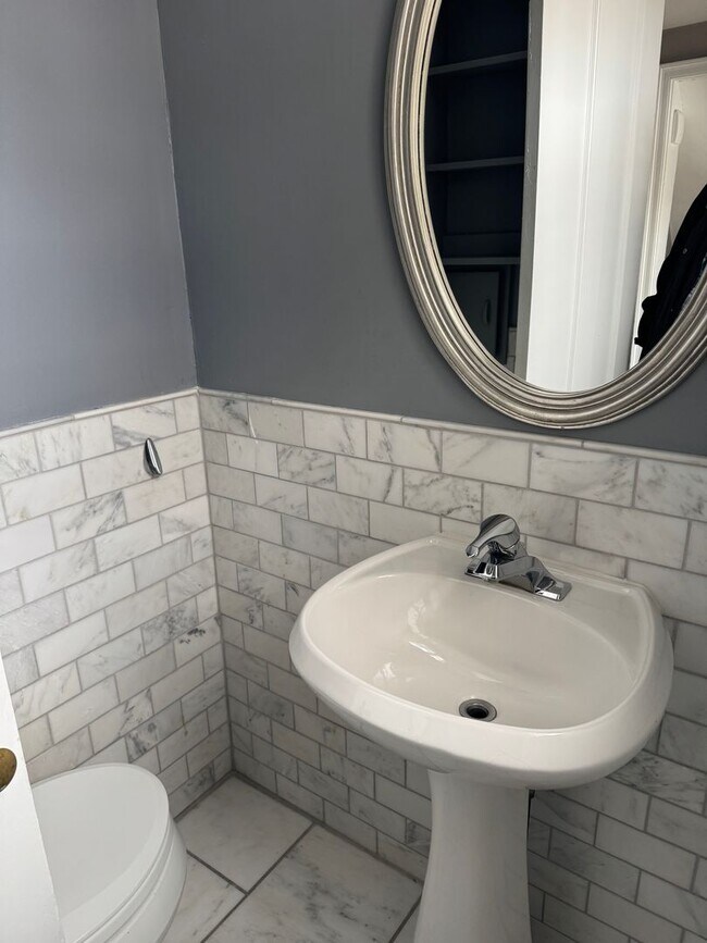 Building Photo - 3 Bedroom 1.5 Bath Single Family Home - Upper Arlington Schools