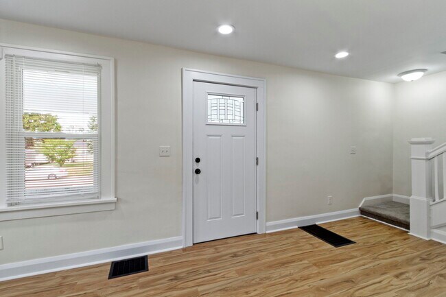Building Photo - 1537 E Legrande Ave