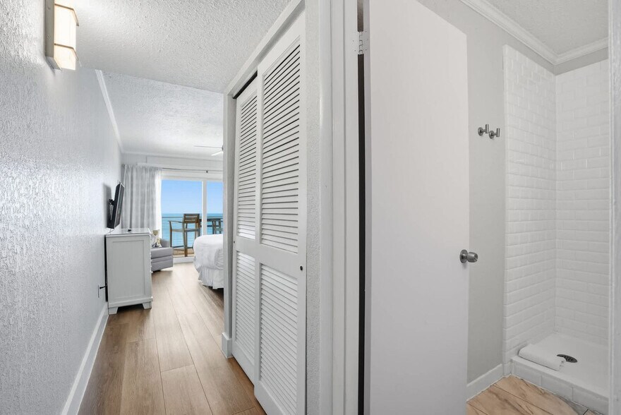 Building Photo - 8743 Thomas Dr