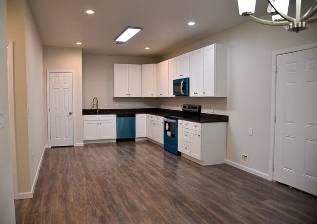 Building Photo - 3 bedroom 2 bath. Duplex Built in 2023