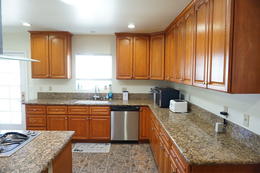 Building Photo - 8533 Woodley Ave