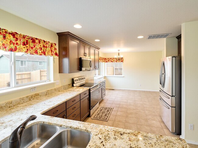 Building Photo - 643 Meadowbrook Ln