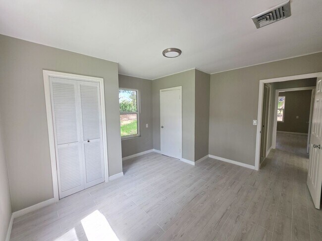 Building Photo - 100% Remodeled 2 bedroom 1.5 bath ANNUAL RENTAL