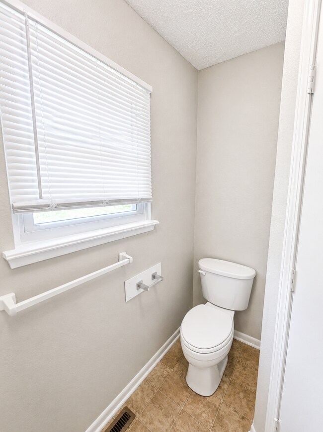 Building Photo - Spacious 3 Bed, 2 Bath Split-Level Duplex with Garage in Lee's Summit!